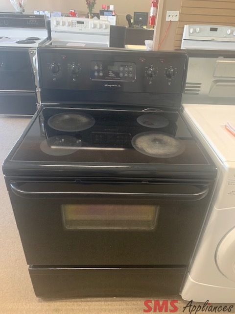 Frigidaire stove 30". M/N: CFEF372CB2