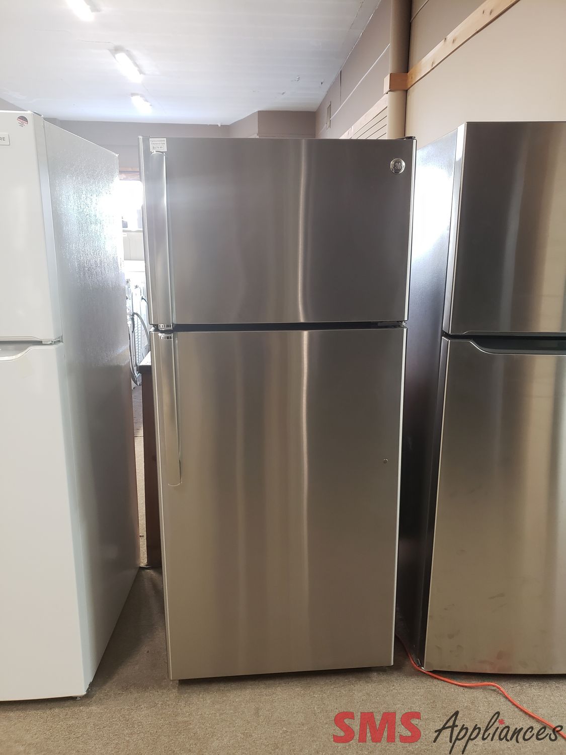 GE 28" Top Mount Refrigerator GFE16GSHCRSS