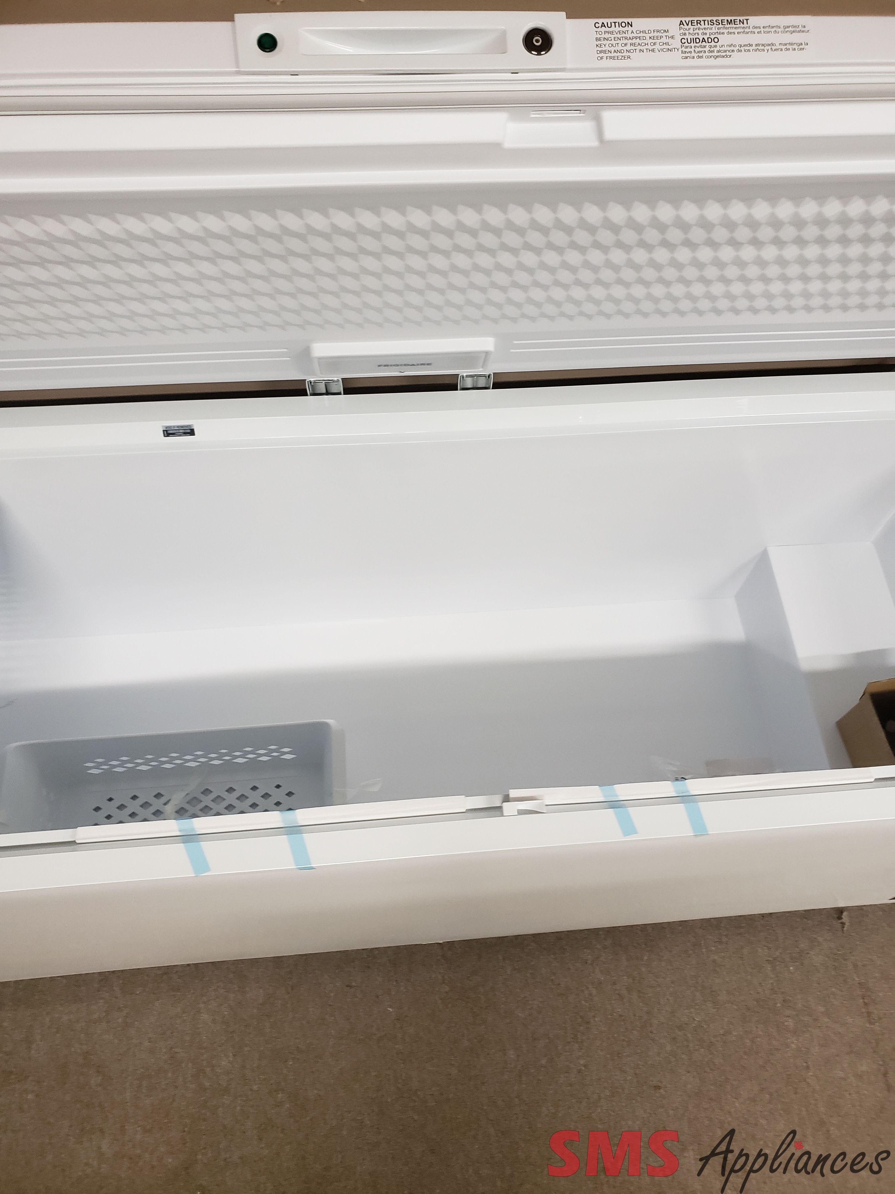 Open Box – Scratch & Dent Frigidaire 25 Cu.ft Chest Freezer FFCL2542AW