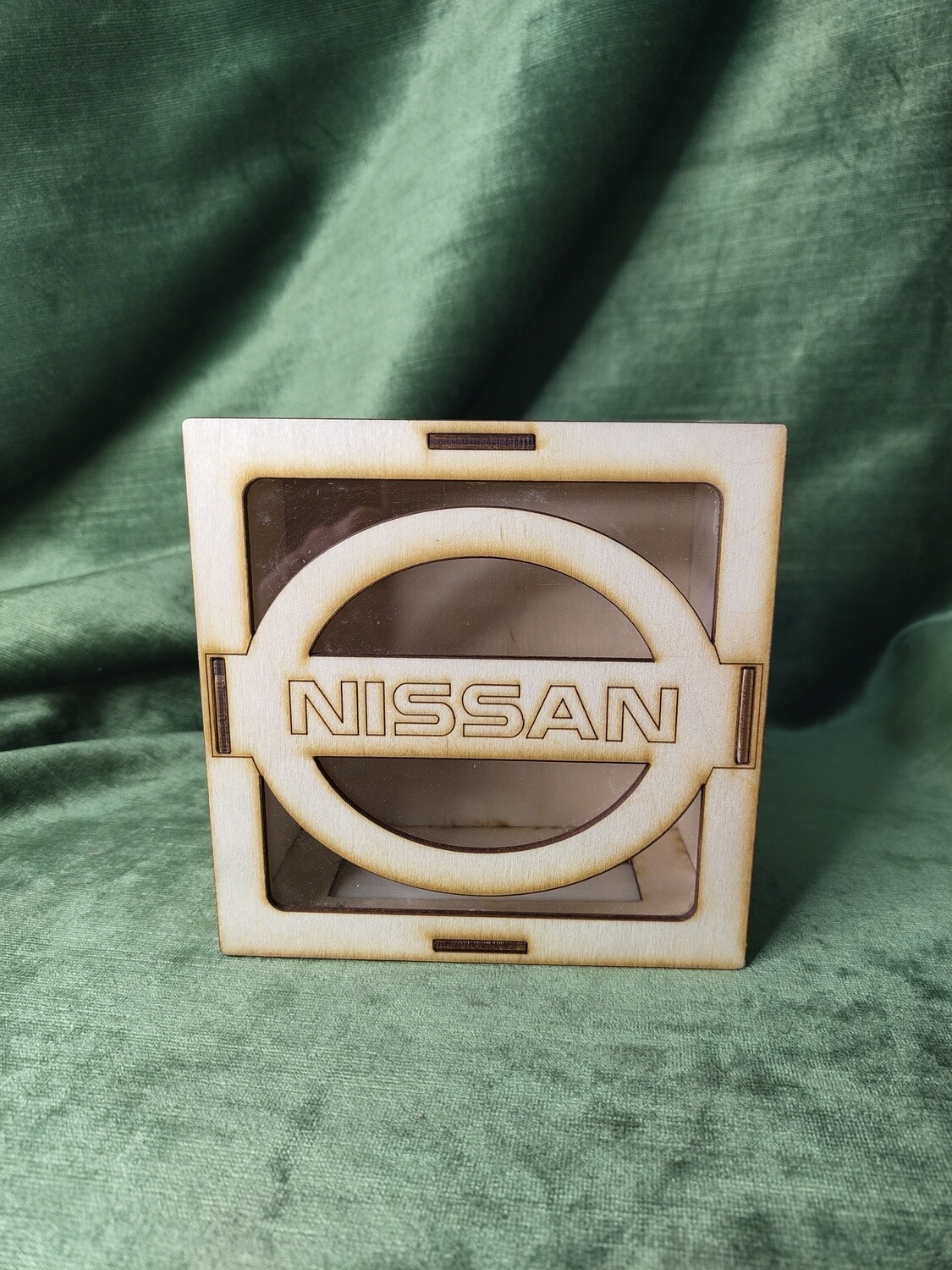 Liela krajkase ar org stiklu &quot;Nissan&quot;
