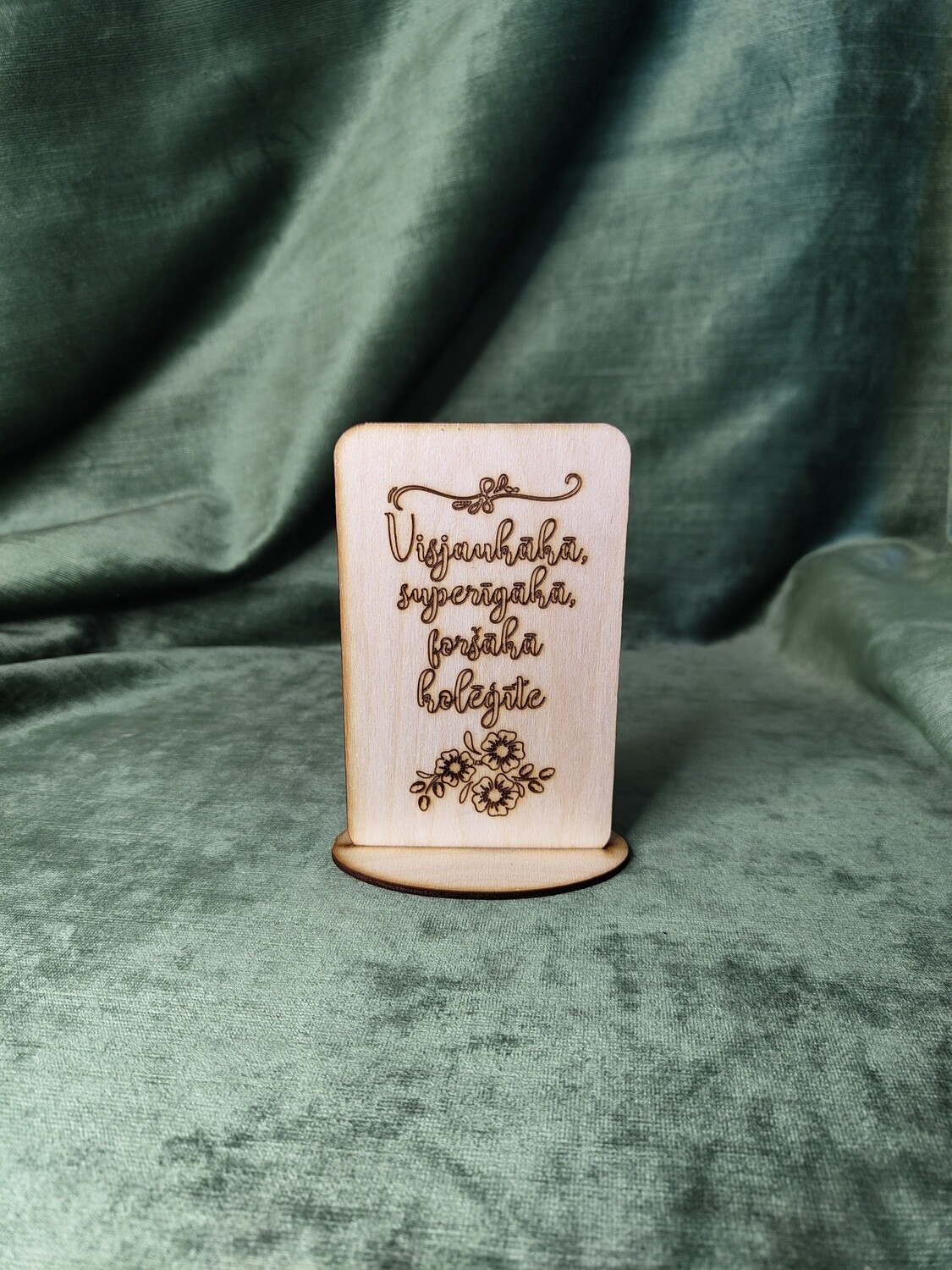 Galda plāksne &quot;Visjaukākā, superīgākā, foršākā kolēģīte&quot;