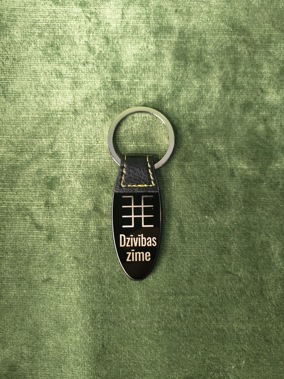 Metāla atslēgu piekariņš ar gravējumu "dzīvības zīme"