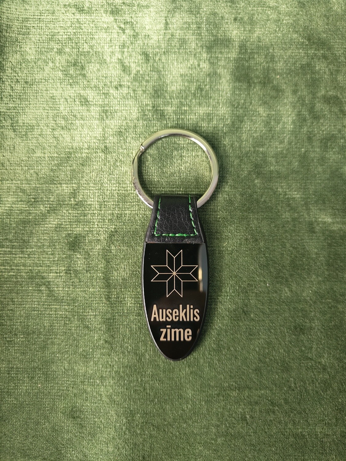 Metāla atslēgu piekariņš ar gravējumu "auseklis zīme"