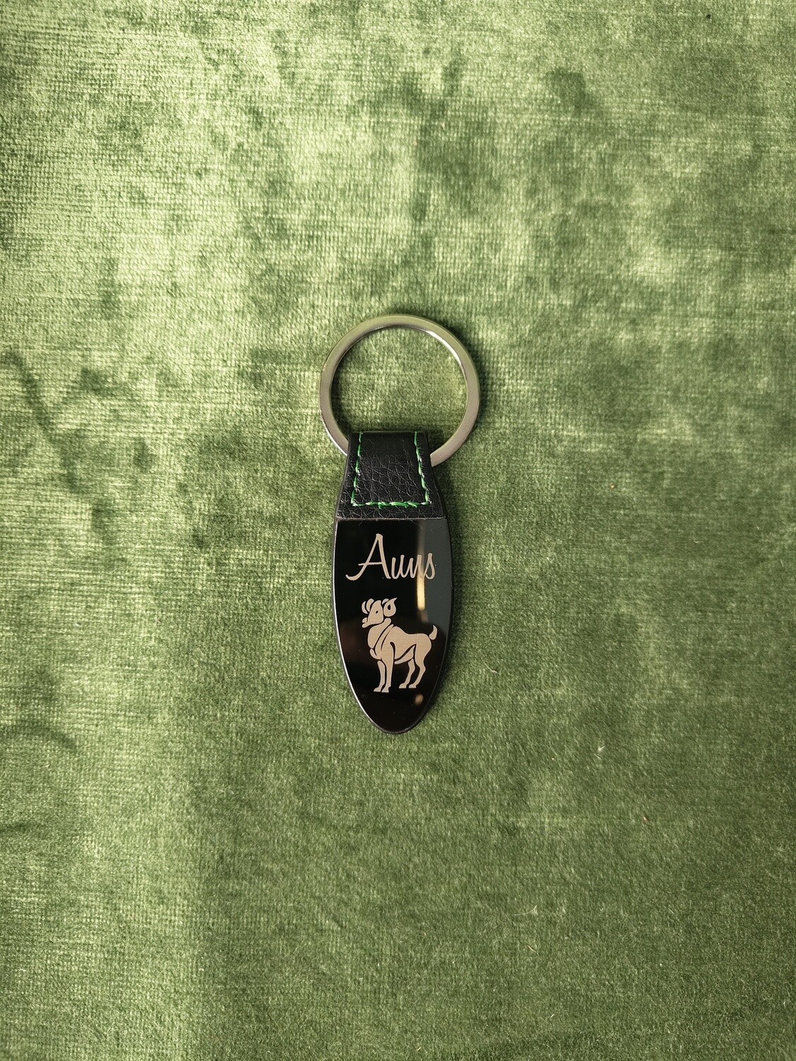 Metāla atslēgu piekariņš ar gravējumu "auns"