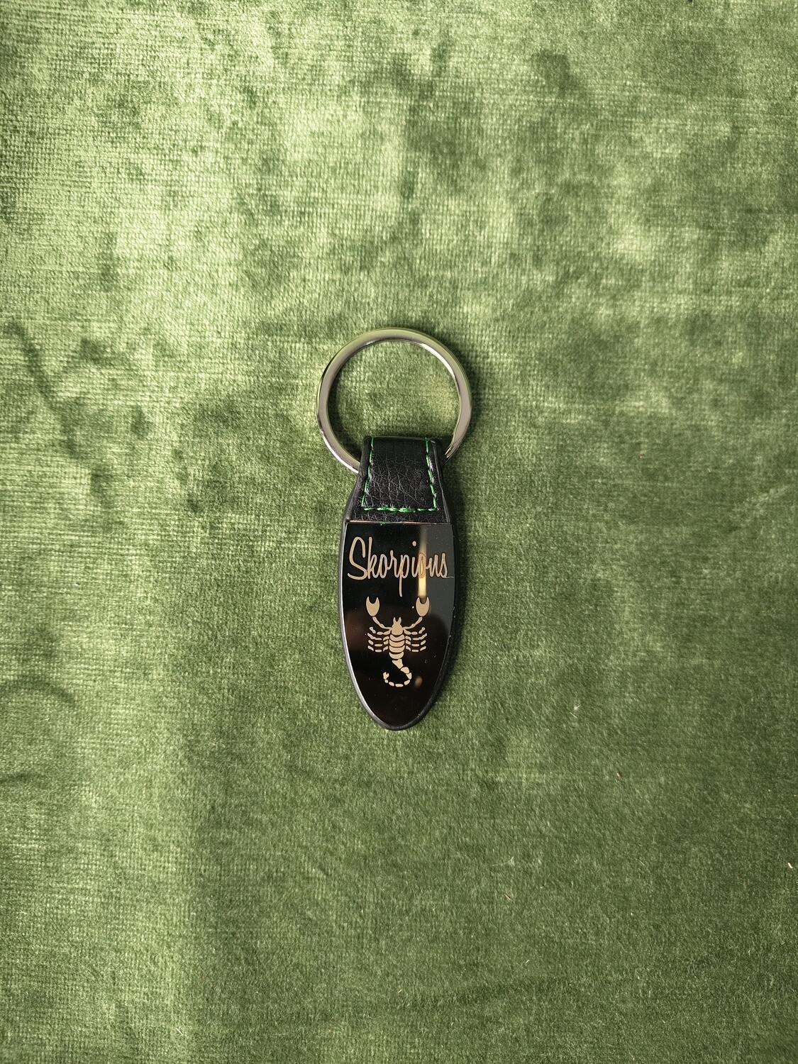 Metāla atslēgu piekariņš ar gravējumu "Skorpions"