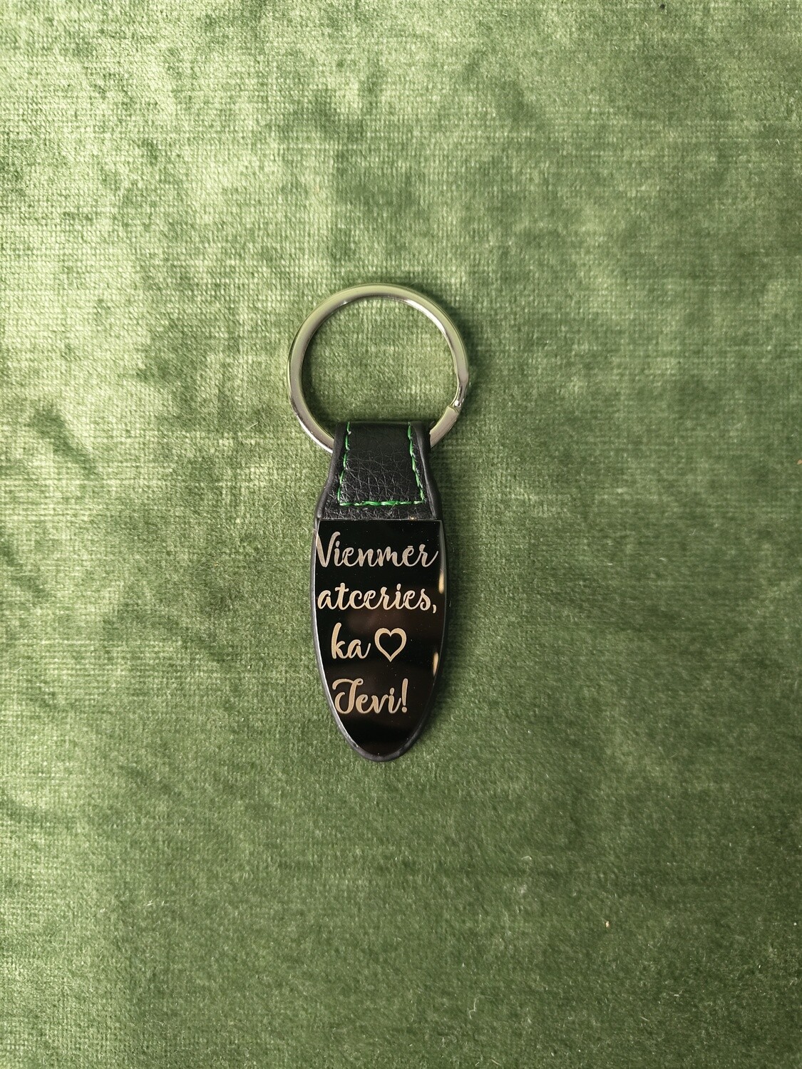 Metāla atslēgu piekariņš ar gravējumu "Vienmer atceries, ka ♥ tevi"