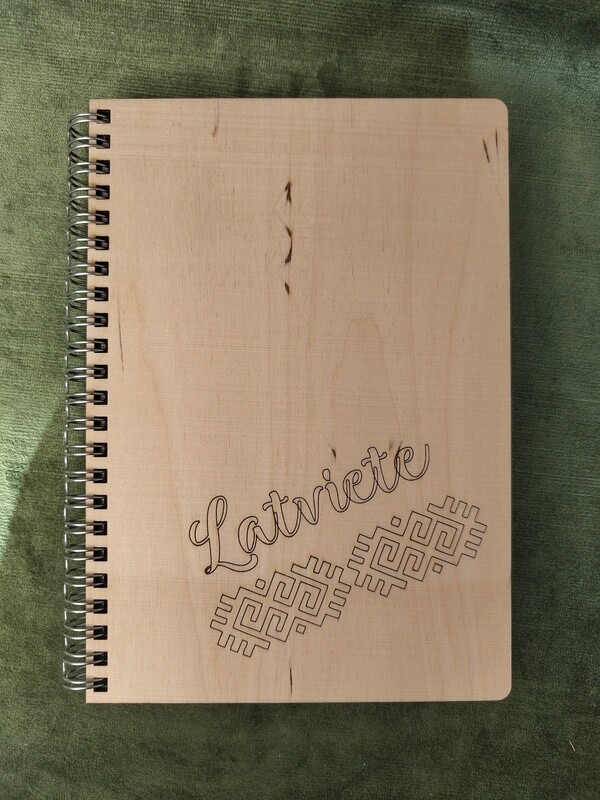 Koka bloknots &quot;Latviete&quot;
