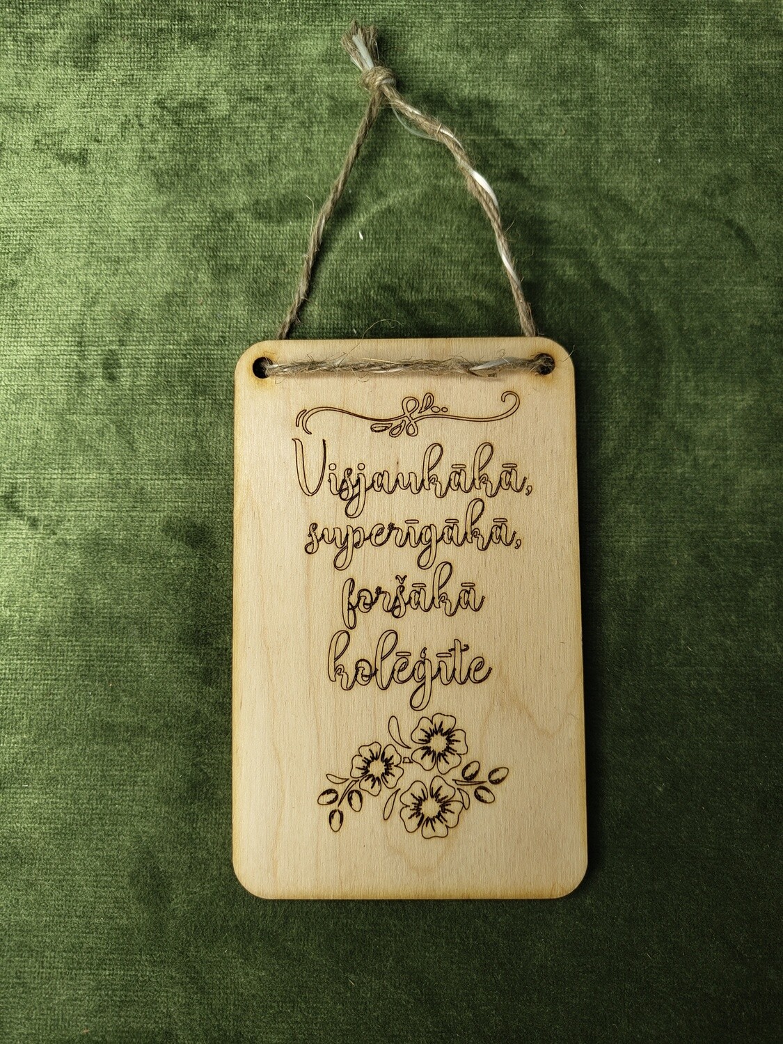 Plāksne ar auklu &quot;Visjaukākā, superīgākā, foršākā kolēģīte&quot;