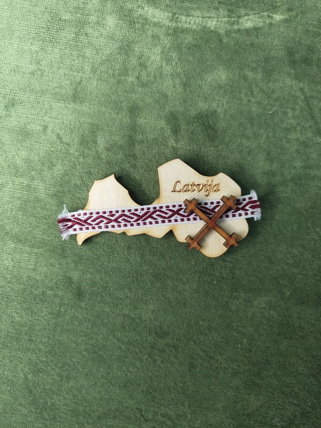 Koka magnēts ar lenti "Karte Latvija - Māras krusts"