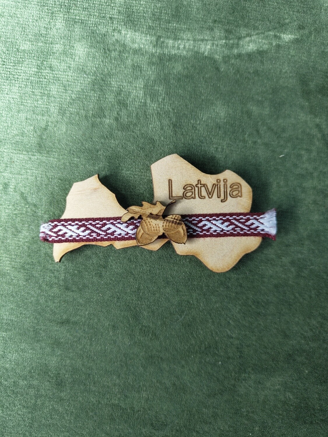 Koka magnēts ar lenti "Karte Latvija - Zīles"