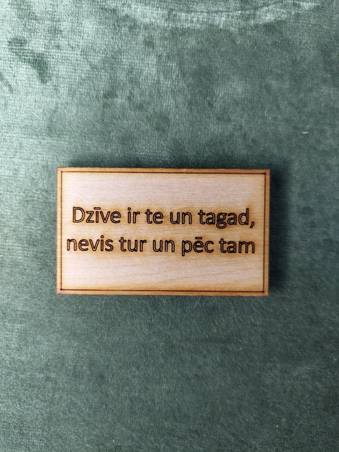 Koka magnēts ar sakāmvārdiem &quot;Dzīve ir te un tagad, nevis tur un pēc tam&quot;