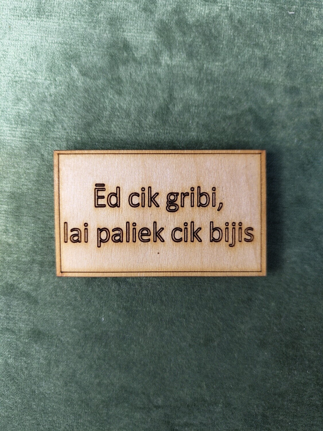 Koka magnēts ar sakāmvārdiem &quot;Ēd cik gribi, lai paliek cik bijis&quot;