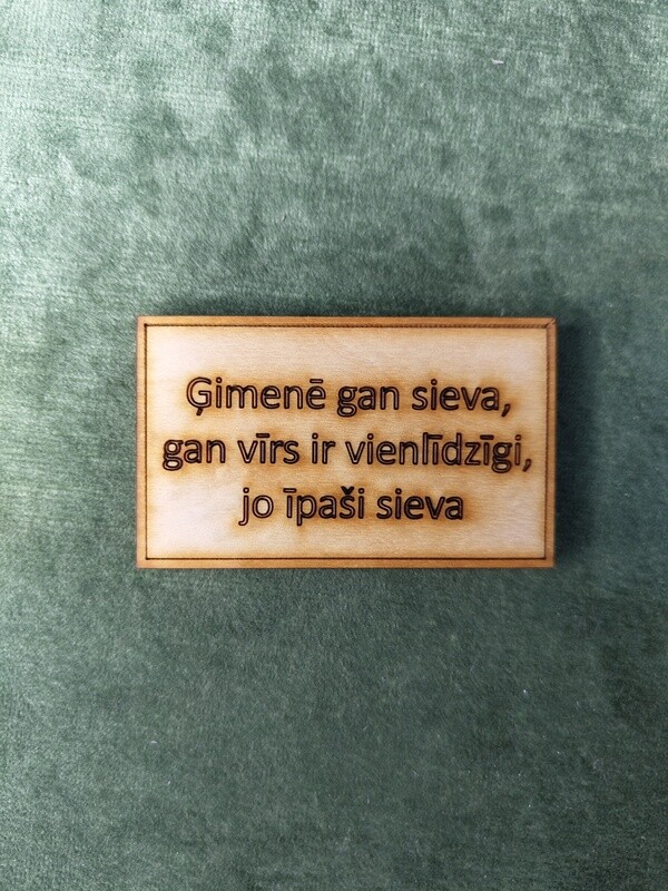 Koka magnēts ar sakāmvārdiem &quot;Ģimenē gan sieva, gan vīrs ir vienlīdzīgi, jo īpaši sieva&quot;