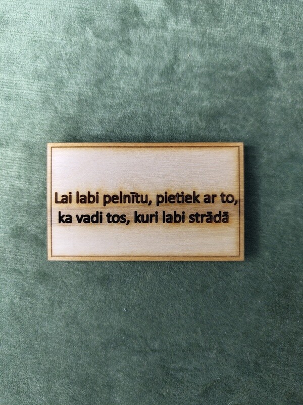 Koka magnēts ar sakāmvārdiem &quot;Lai labi pelnītu, pietiek ar to, ka vadi tos, kuri labi strādā&quot;