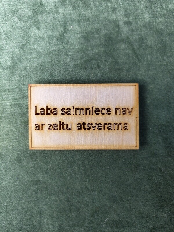 Koka magnēts ar sakāmvārdiem &quot;Laba saimniece nav ar zeltu atsverama&quot;