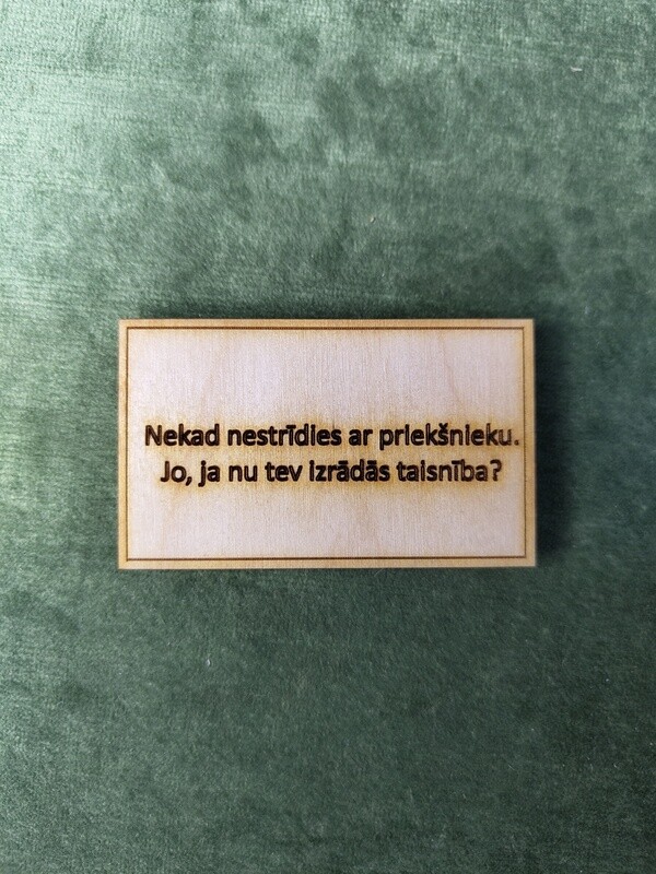Koka magnēts ar sakāmvārdiem &quot;Nekad nestrīdies ar priekšnieku. Jo, ja nu tev izrādās taisnība&quot;