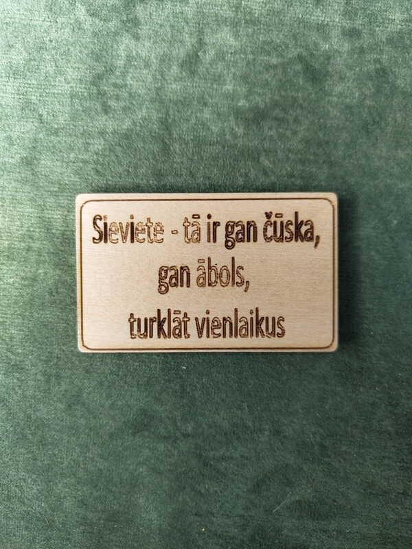 Koka magnēts ar sakāmvārdiem &quot;Sieviete - tā ir gan čūska, gan ābols, turklāt vienlaikus&quot;