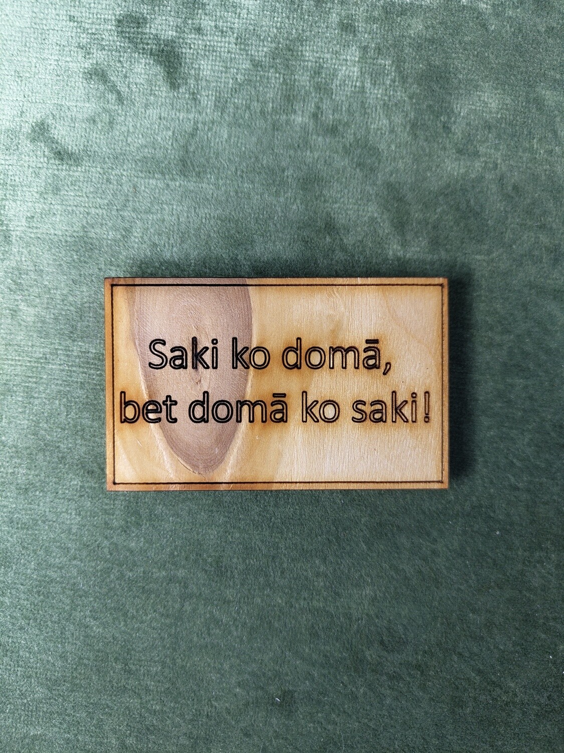 Koka magnēts ar sakāmvārdiem &quot;Saki ko domā, bet domā ko saki!&quot;