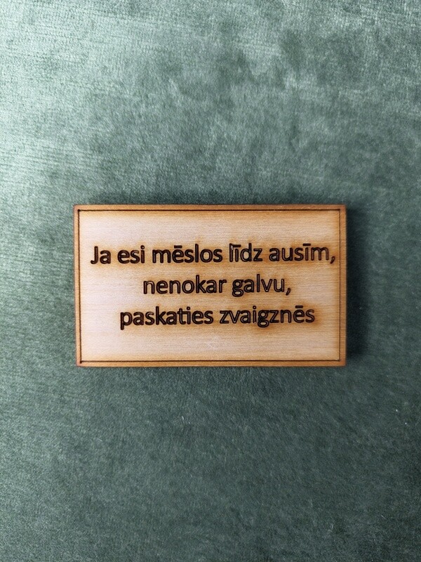 Koka magnēts ar sakāmvārdiem &quot;Ja esi mēslos līdz ausīm, nenokar galvu, paskaties zvaigznēs&quot;