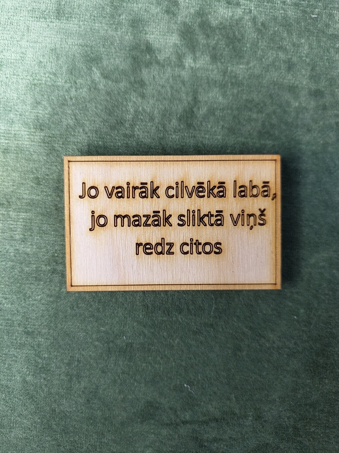 Koka magnēts ar sakāmvārdiem &quot;Jo vairāk cilvēkā labā, jo mazāk sliktā viņš redz citos&quot;