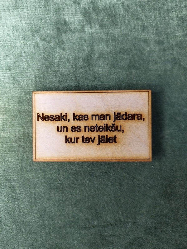 Koka magnēts ar sakāmvārdiem &quot;Nesaki, kas man jādara, un es neteikšu, kur tev jāiet&quot;