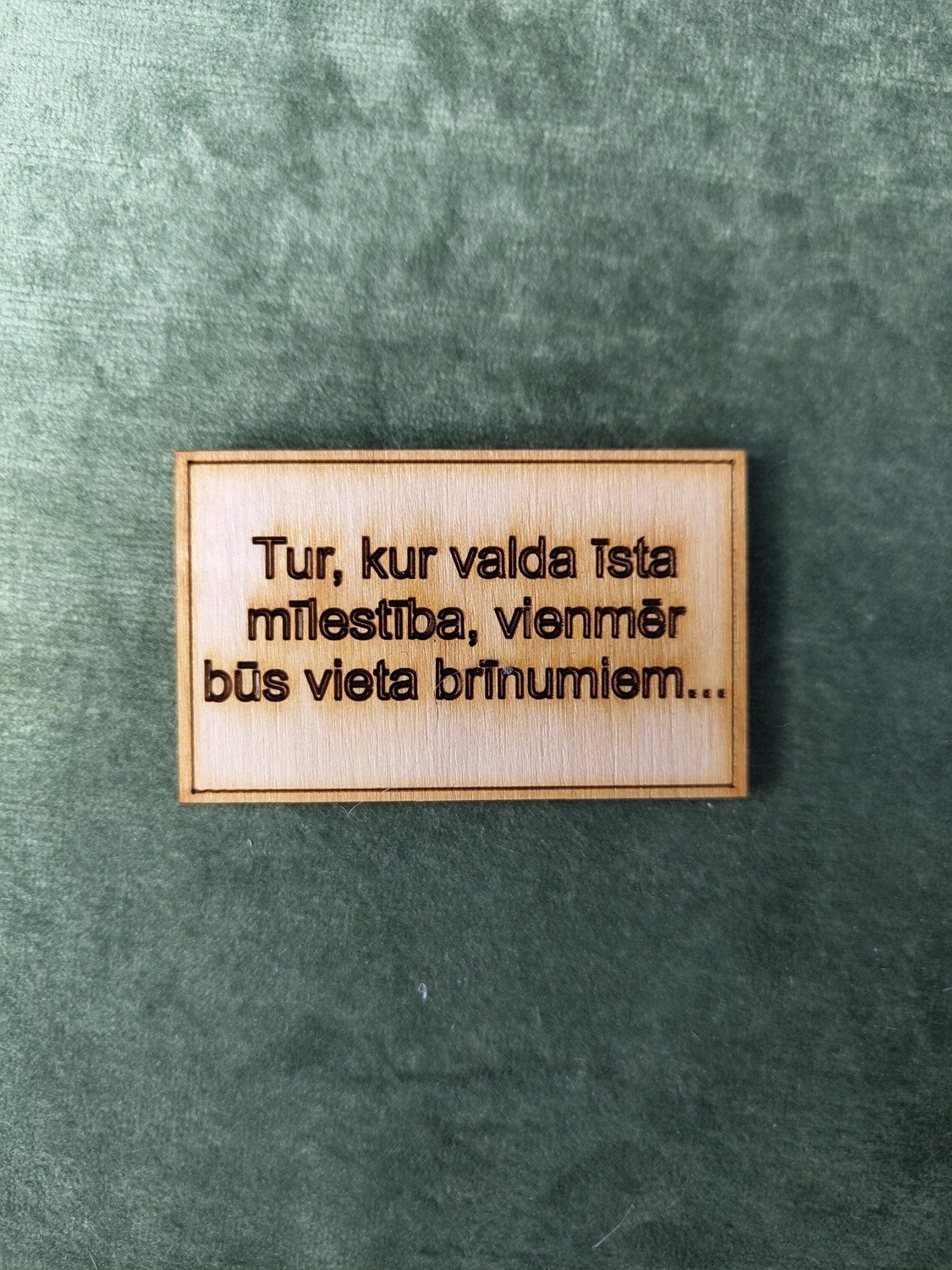Koka magnēts ar sakāmvārdiem &quot;Tur, kur valda īsta mīlestība, vienmēr būs vieta brīnumiem&quot;