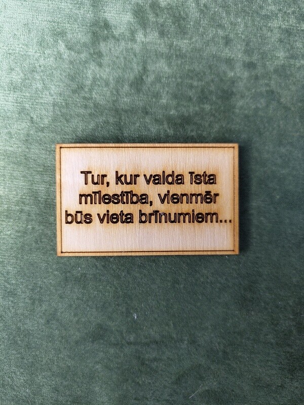 Koka magnēts ar sakāmvārdiem &quot;Tur, kur valda īsta mīlestība, vienmēr būs vieta brīnumiem&quot;