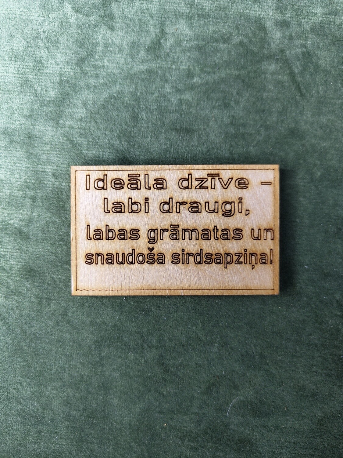 Koka magnēts ar sakāmvārdiem &quot;Ideāla dzīve - labi draugi, labas grāmatas un snaudoša sirdsapziņa!&quot;