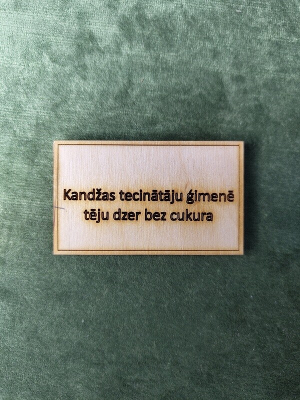 Koka magnēts ar sakāmvārdiem &quot;Kandžas tecinātāju ģimenē tēju dzer bez cukura&quot;