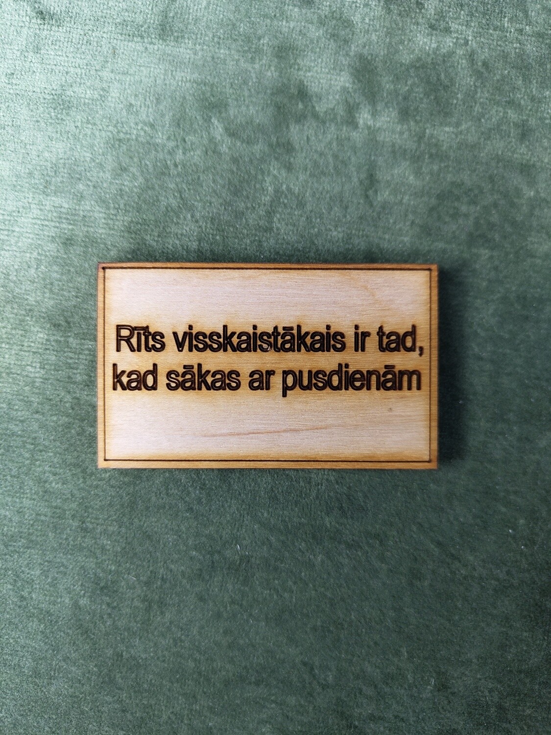 Koka magnēts ar sakāmvārdiem &quot;Rīts visskaistākais ir tad, kad sākas ar pusdienām&quot;