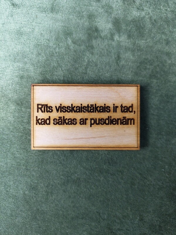 Koka magnēts ar sakāmvārdiem &quot;Rīts visskaistākais ir tad, kad sākas ar pusdienām&quot;
