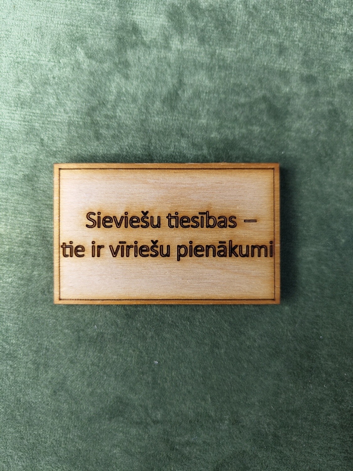 Koka magnēts ar sakāmvārdiem &quot;Sieviešu tiesības - tie ir vīriešu pienākumi&quot;