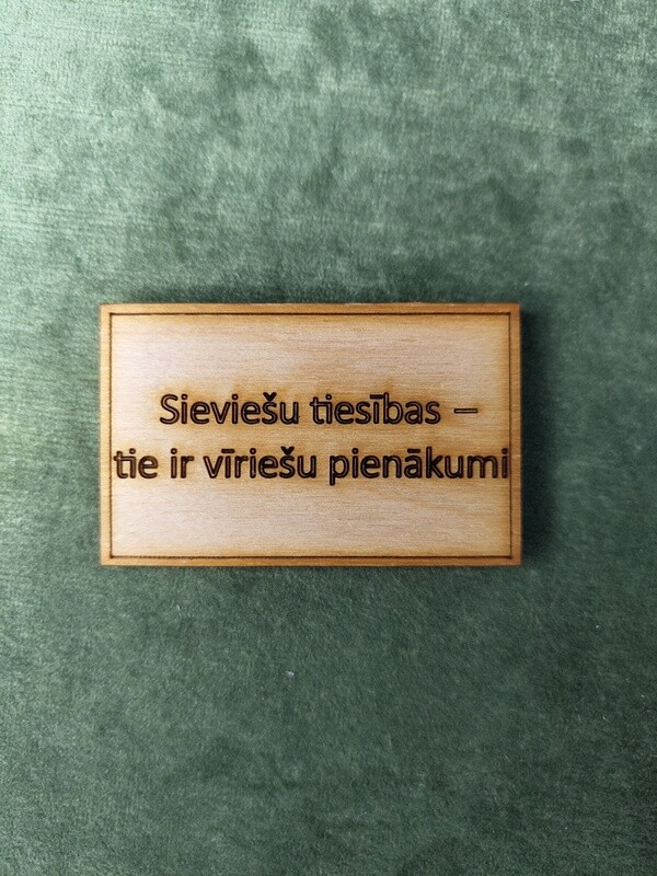 Koka magnēts ar sakāmvārdiem &quot;Sieviešu tiesības - tie ir vīriešu pienākumi&quot;