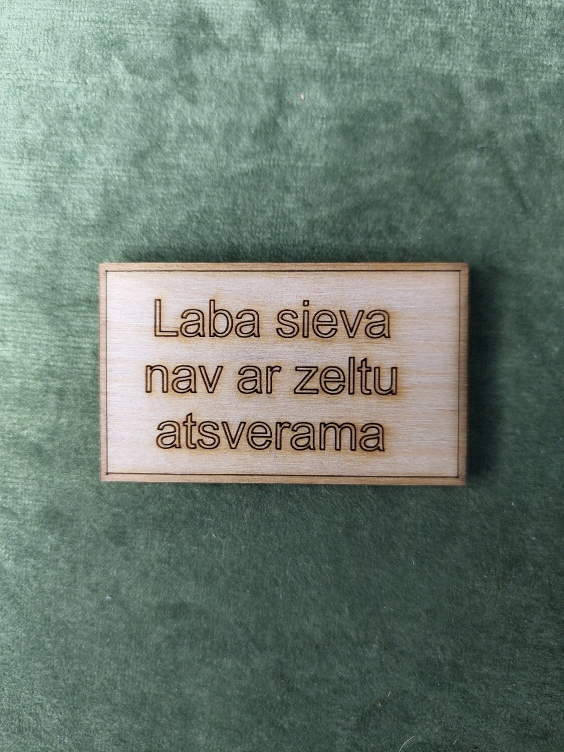 Koka magnēts ar sakāmvārdiem &quot;Laba sieva nav ar zeltu atsverama&quot;
