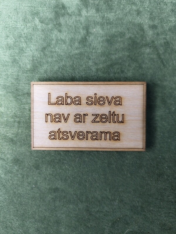 Koka magnēts ar sakāmvārdiem &quot;Laba sieva nav ar zeltu atsverama&quot;