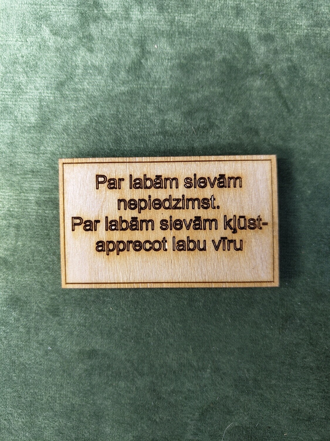 Koka magnēts ar sakāmvārdiem &quot;Par labām sievām nepiedzimst. Par labām sievām kļūst-apprecot labu vīru&quot;