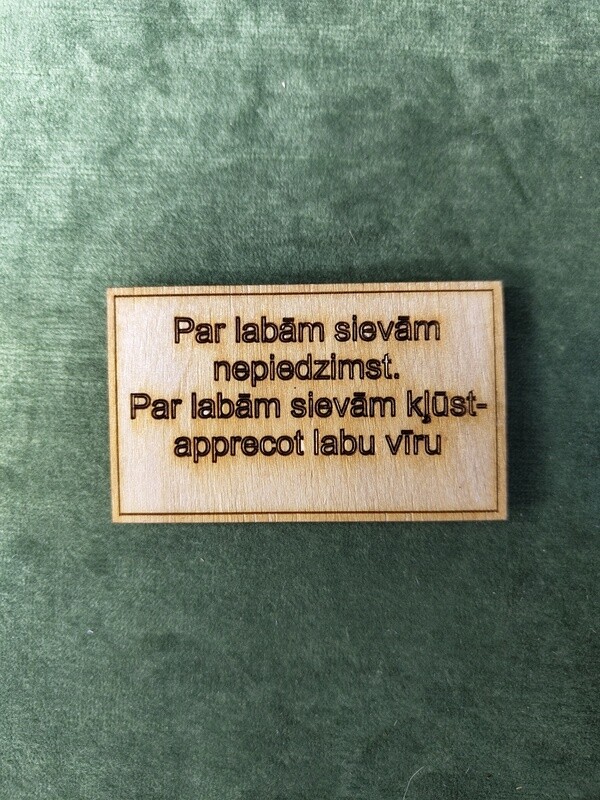 Koka magnēts ar sakāmvārdiem &quot;Par labām sievām nepiedzimst. Par labām sievām kļūst-apprecot labu vīru&quot;