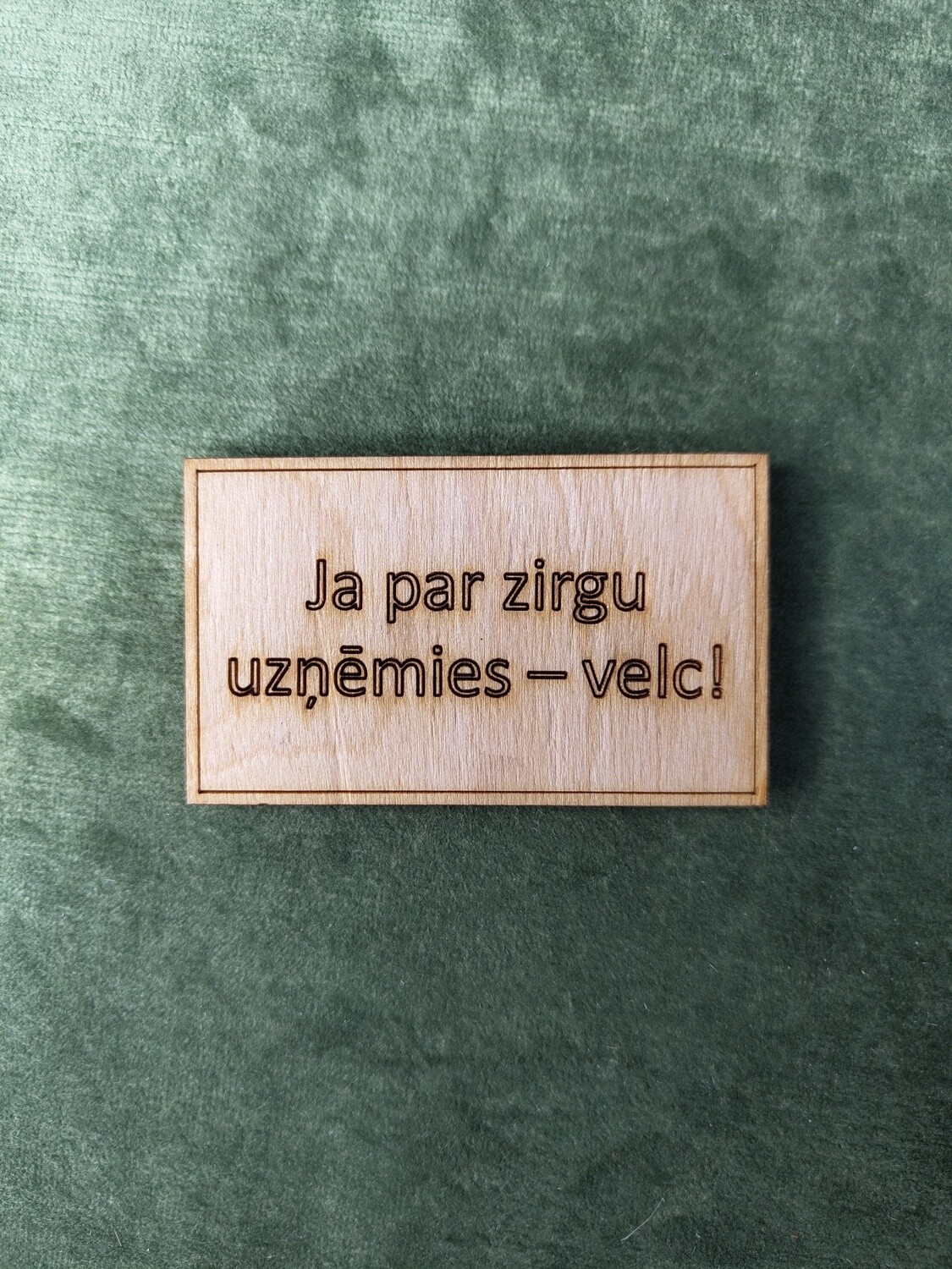 Koka magnēts ar sakāmvārdiem &quot;Ja par zirgu uzņēmies - velc!&quot;