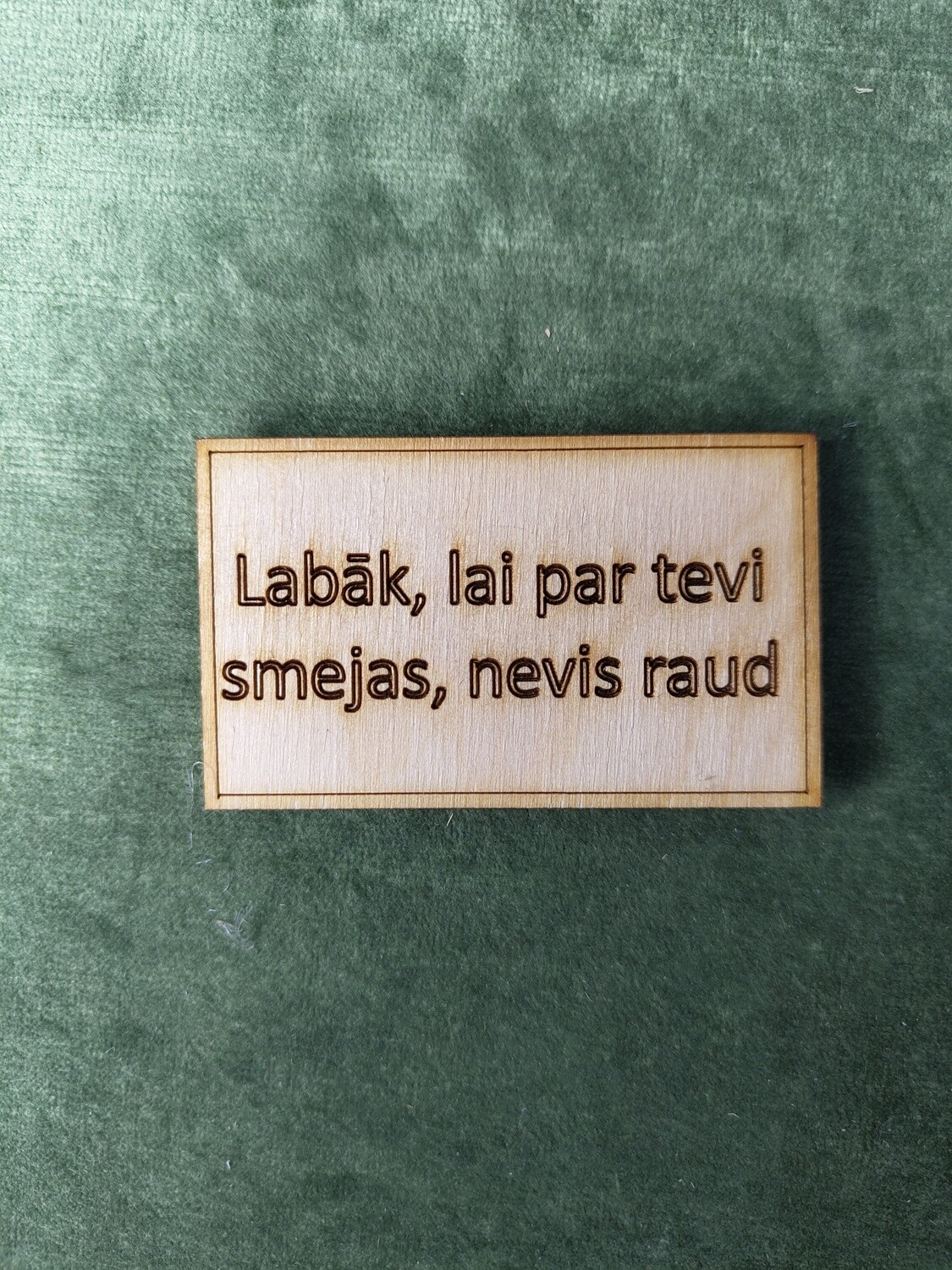 Koka magnēts ar sakāmvārdiem &quot;Labāk, lai par tevi smejas, nevis raud&quot;