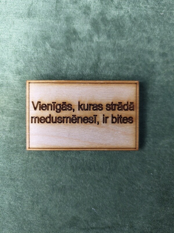Koka magnēts ar sakāmvārdiem &quot;Vienīgās, kuras strādā medusmēnesī, ir bites&quot;