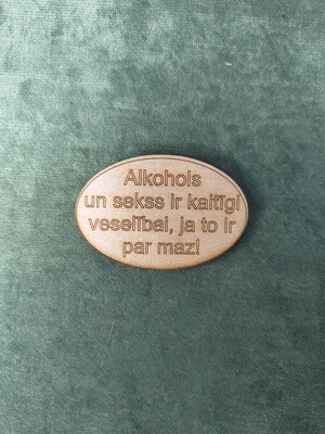 Koka magnēts ar sakāmvārdiem "Alkohols un sekss ir kaitīgi veselībai, ja to ir par maz!"