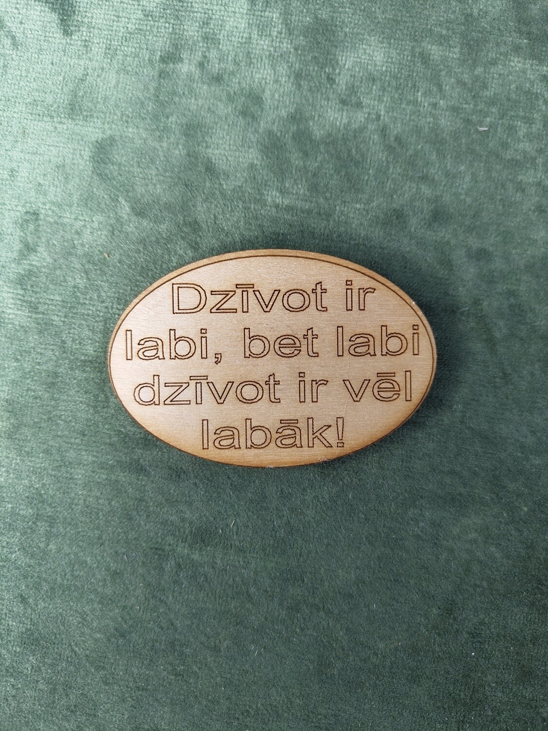 Koka magnēts ar sakāmvārdiem &quot;Dzīvot ir labi, bet labi dzīvot ir vēl labāk!&quot;