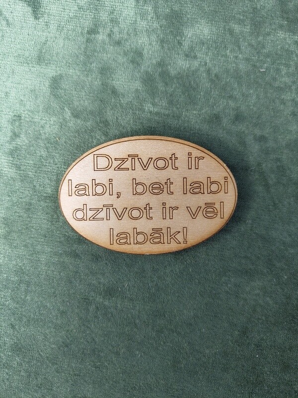 Koka magnēts ar sakāmvārdiem &quot;Dzīvot ir labi, bet labi dzīvot ir vēl labāk!&quot;