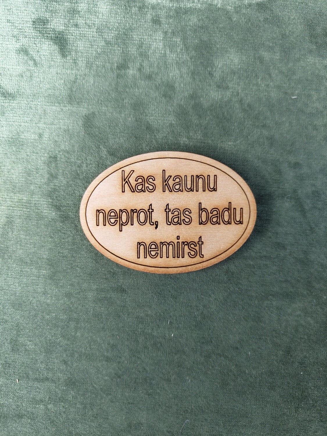 Koka magnēts ar sakāmvārdiem &quot;Kas kaunu neprot, tas badu nemirst&quot;