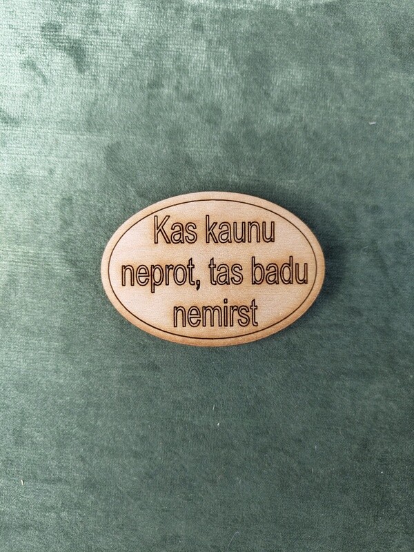 Koka magnēts ar sakāmvārdiem &quot;Kas kaunu neprot, tas badu nemirst&quot;
