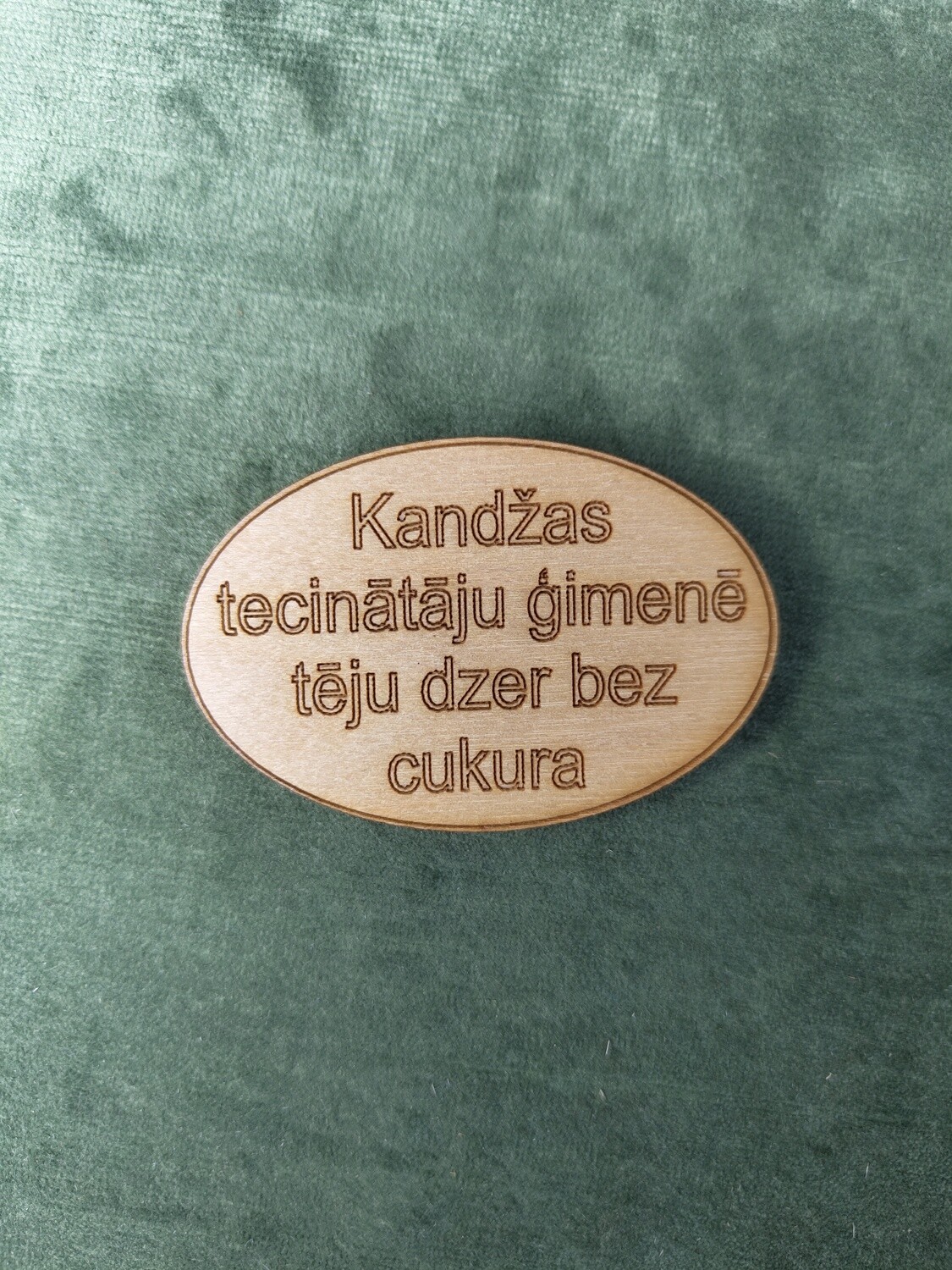 Koka magnēts ar sakāmvārdiem &quot;Kandžas tecinātāju ģimenē tēju dzer bez cukura&quot;