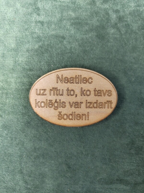 Koka magnēts ar sakāmvārdiem &quot;Neatliec uz rītu to, ko tavs kolēģis var izdarīt šodien!&quot;