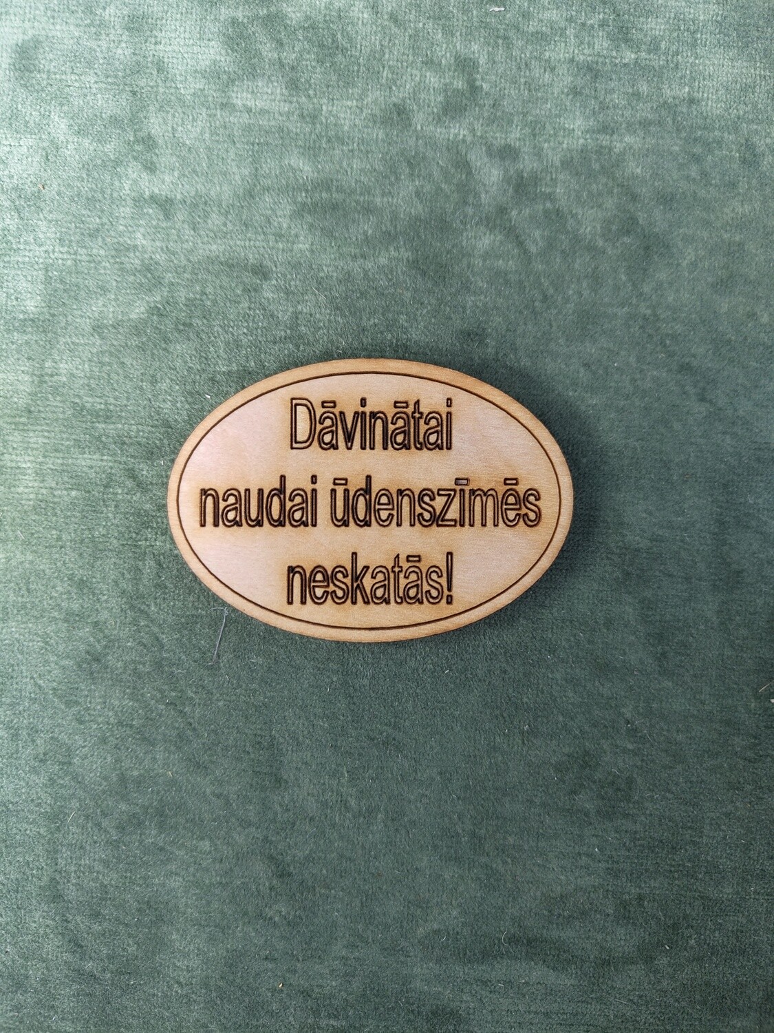 Koka magnēts ar sakāmvārdiem &quot;Dāvinātai naudai ūdenszīmēs neskatās!&quot;