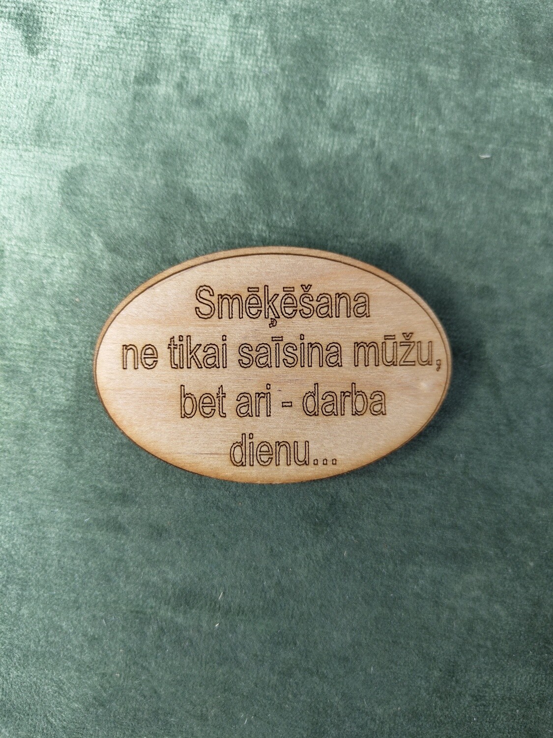 Koka magnēts ar sakāmvārdiem &quot;Smēķēšana ne tikai saīsina mūžu, bet arī - darba dienu&quot;