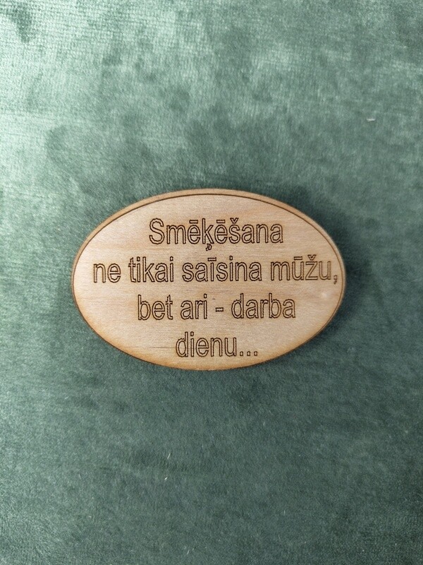 Koka magnēts ar sakāmvārdiem &quot;Smēķēšana ne tikai saīsina mūžu, bet arī - darba dienu&quot;